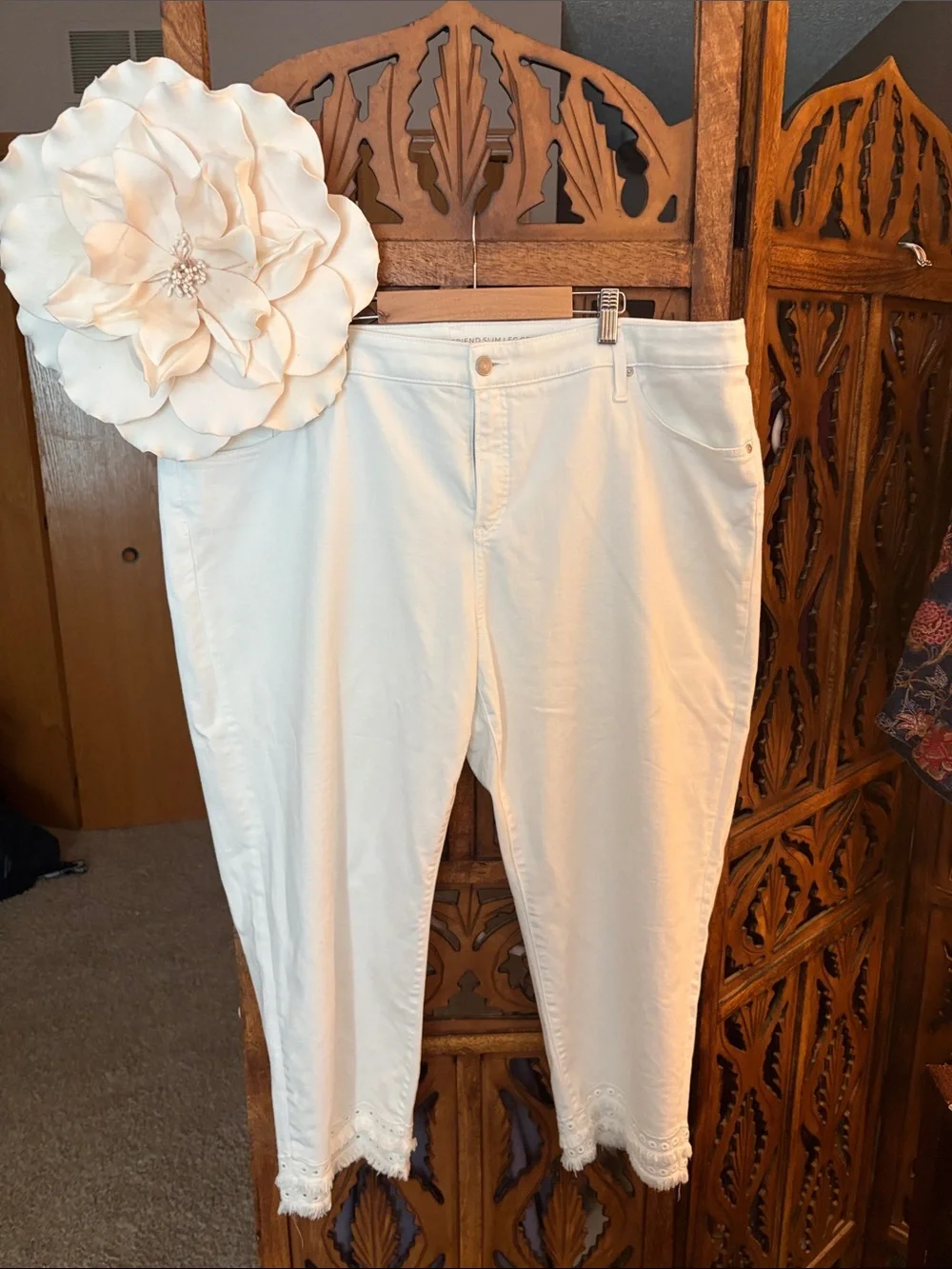 Chico's White Ankle-Length Capri Jeans  Frayed